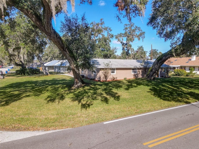 single story home with a front yard