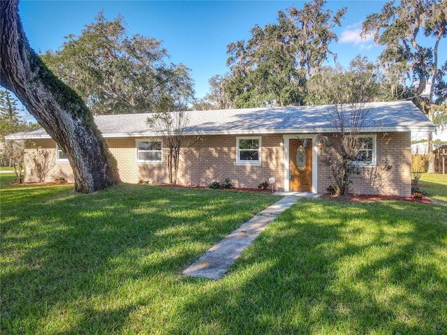 ranch-style house featuring a front yard