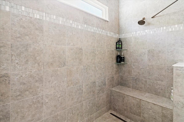 bathroom featuring a tile shower