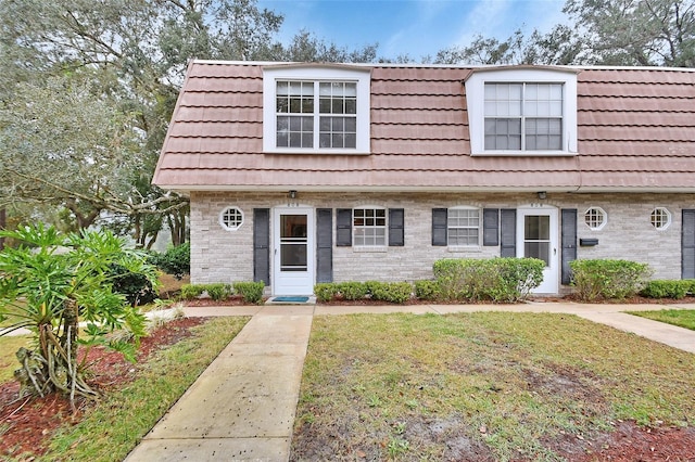 view of front of home featuring a front lawn