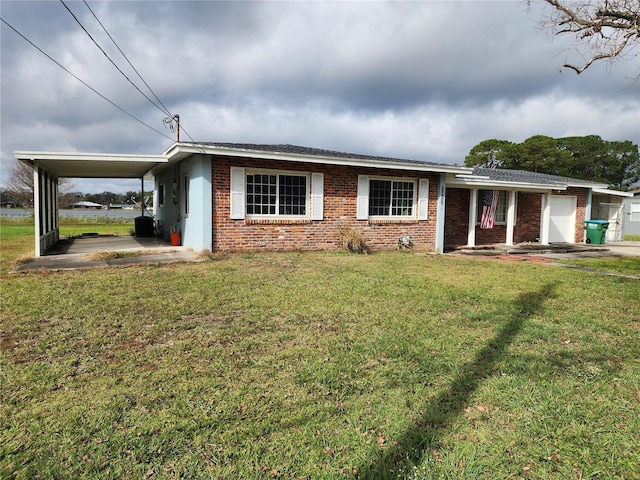 view of front facade featuring a front lawn, a garage, and a carport