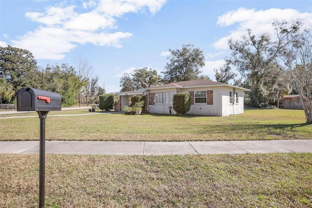 view of front of property featuring a front lawn