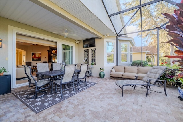 sunroom with ceiling fan