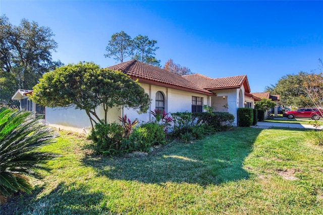 view of front of property featuring a front yard