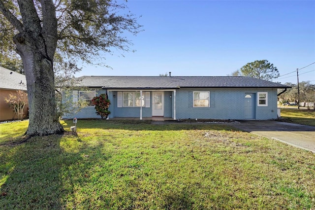 ranch-style house featuring a front yard