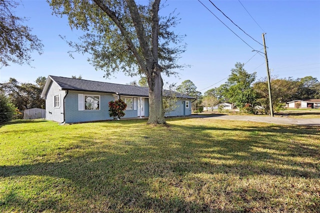 view of front facade featuring a front yard