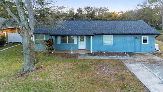 ranch-style home featuring a front lawn