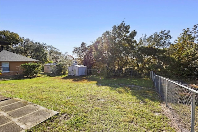 view of yard with a storage shed