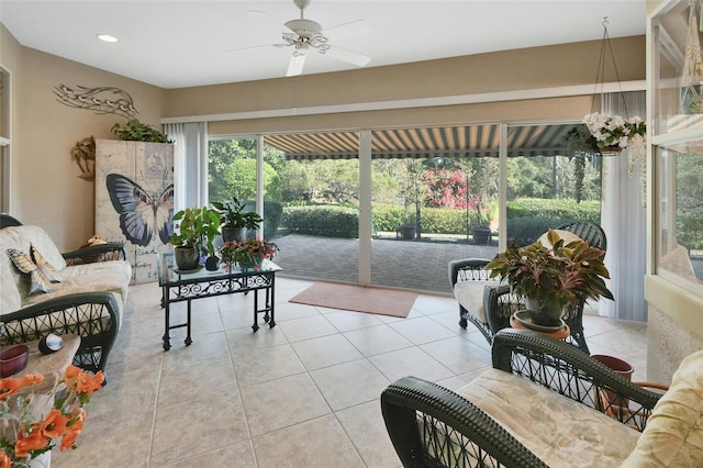 sunroom with ceiling fan