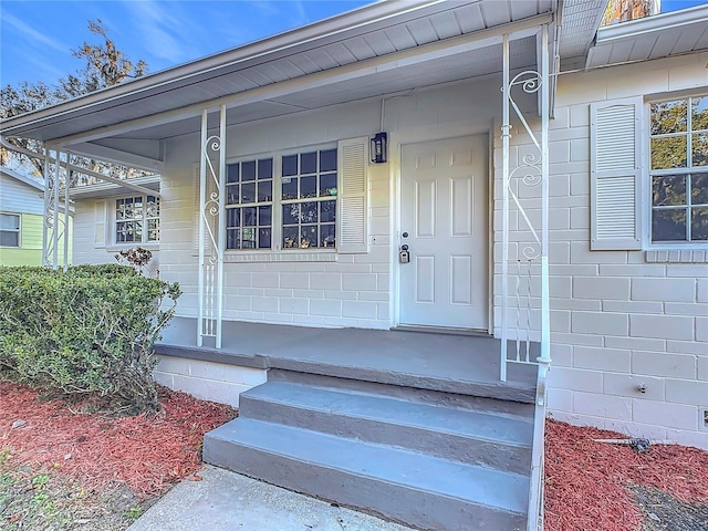 entrance to property featuring covered porch