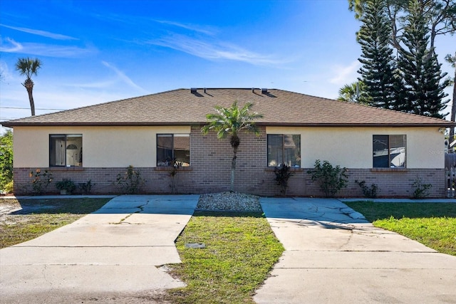 ranch-style home featuring a front lawn