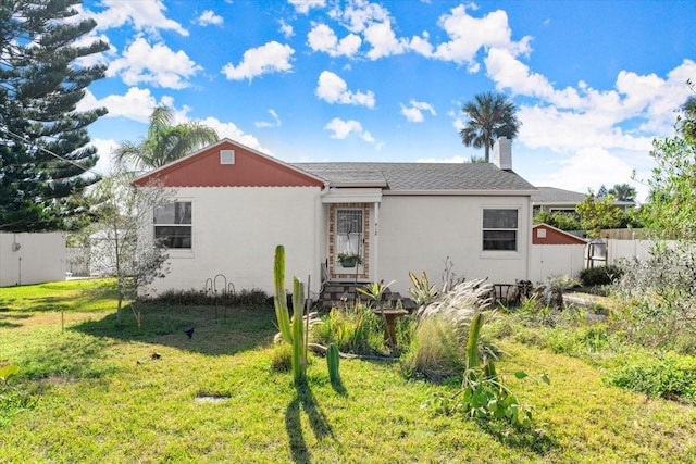 view of front facade featuring a front yard