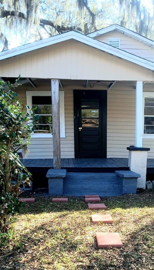 property entrance featuring covered porch