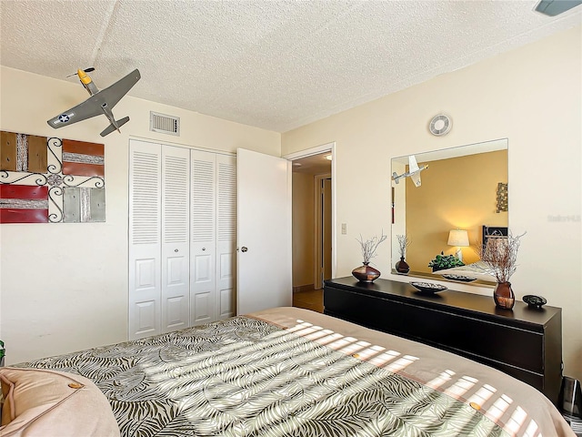 bedroom featuring a textured ceiling and a closet