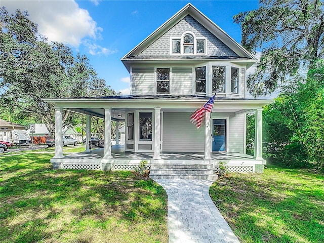 view of front of property featuring a porch and a front yard