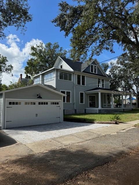 view of front facade featuring covered porch and a garage