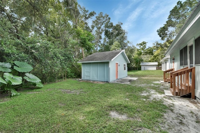 view of yard featuring a storage shed