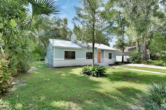 view of front of home featuring a front yard