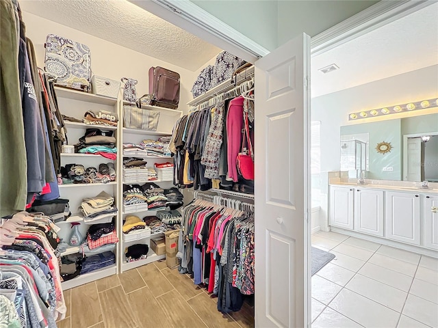 walk in closet with sink