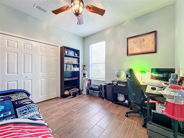 office space with ceiling fan and a textured ceiling