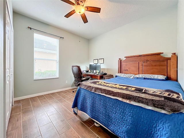 bedroom featuring ceiling fan and a textured ceiling