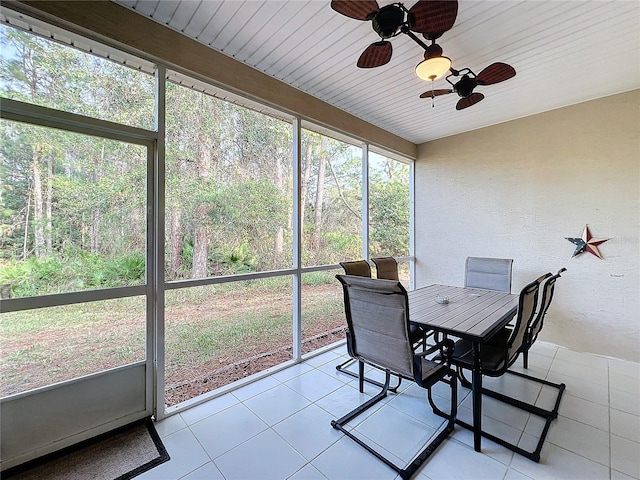 sunroom with ceiling fan