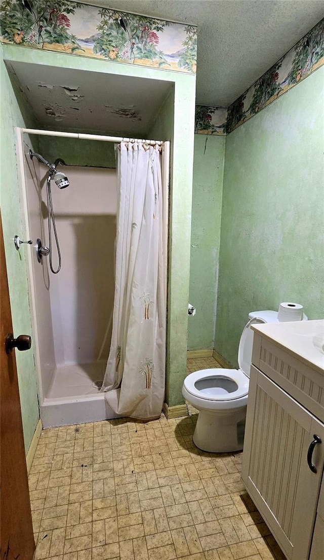 bathroom featuring a shower with shower curtain, vanity, toilet, and a textured ceiling