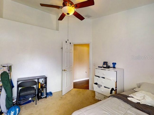 bedroom with ceiling fan and carpet