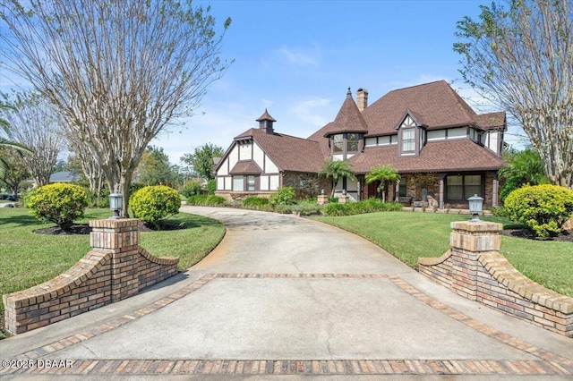 view of front facade featuring a front lawn