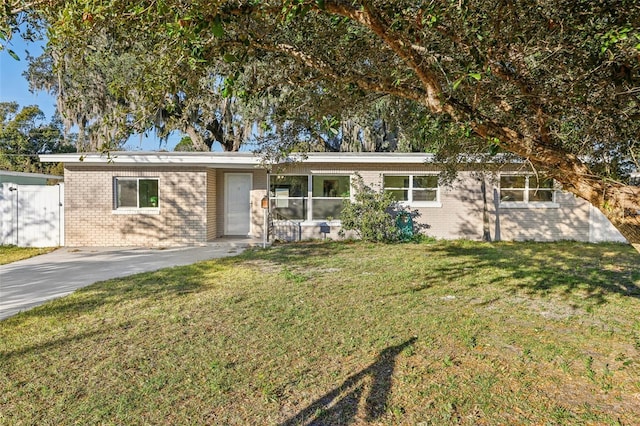 single story home with a front lawn