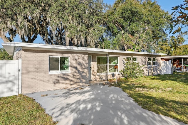 single story home with a front lawn