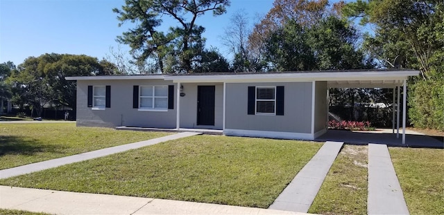 view of front of house featuring a front yard and a carport