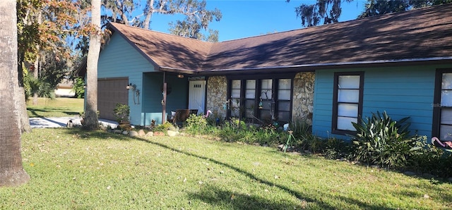 view of front of house featuring a front yard and a garage