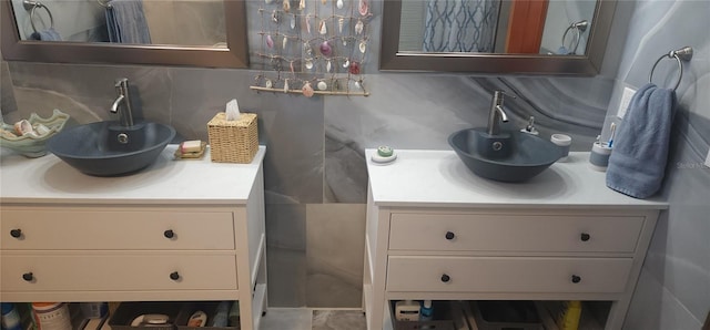 bathroom featuring decorative backsplash and vanity