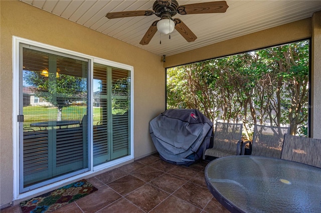 sunroom with ceiling fan