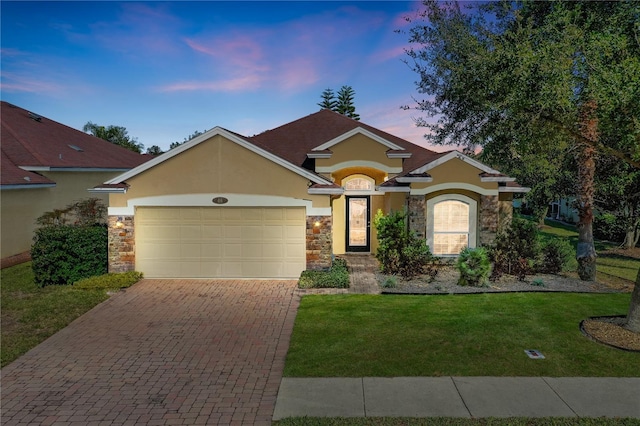 view of front of house featuring a yard and a garage