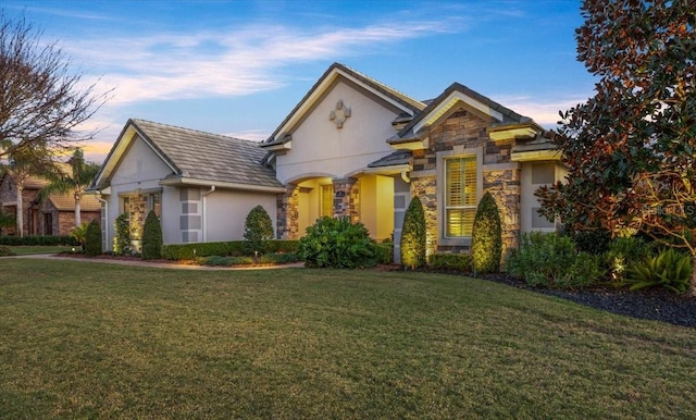 view of front of house featuring a lawn