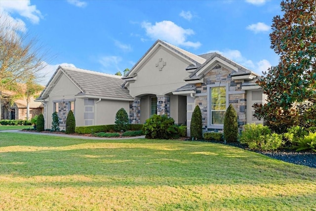 view of front of property featuring a front yard