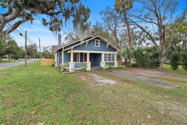 view of front of property featuring a porch and a front yard