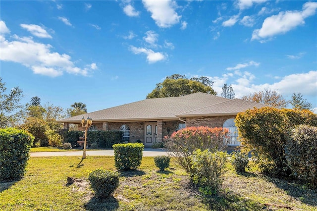 view of front of property featuring a front yard