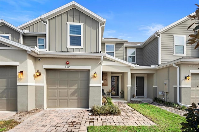 view of front facade featuring a garage