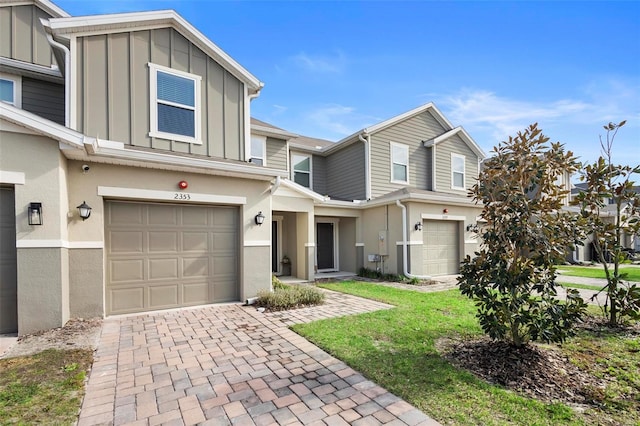 view of front of house featuring a garage and a front lawn