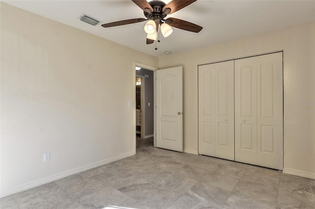 unfurnished bedroom with ceiling fan and a closet