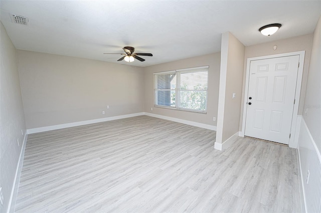 foyer entrance with light wood finished floors, baseboards, visible vents, and ceiling fan