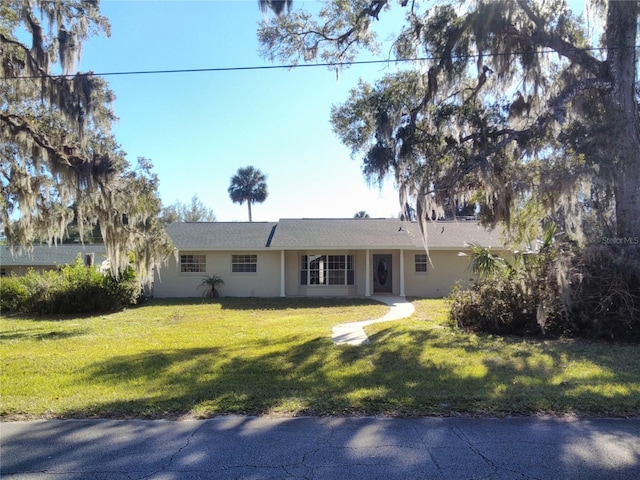 ranch-style home featuring a front lawn