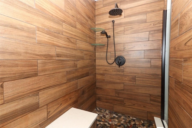 bathroom featuring tiled shower