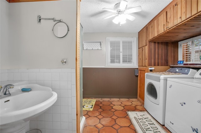 laundry area featuring sink, a textured ceiling, ceiling fan, tile patterned floors, and washer and dryer