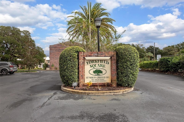 view of community / neighborhood sign