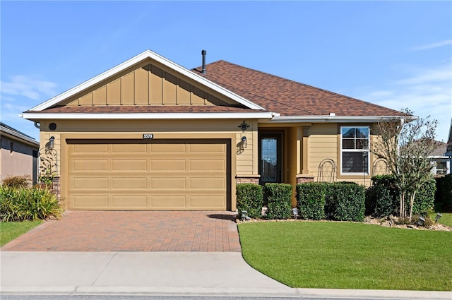 view of front of house featuring a front lawn and a garage