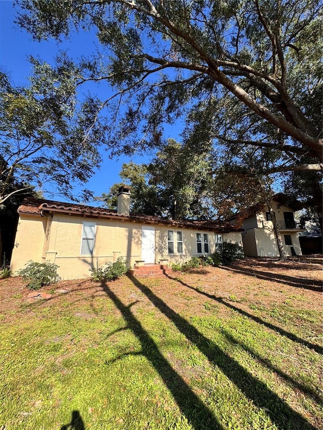 view of front of property with a front lawn